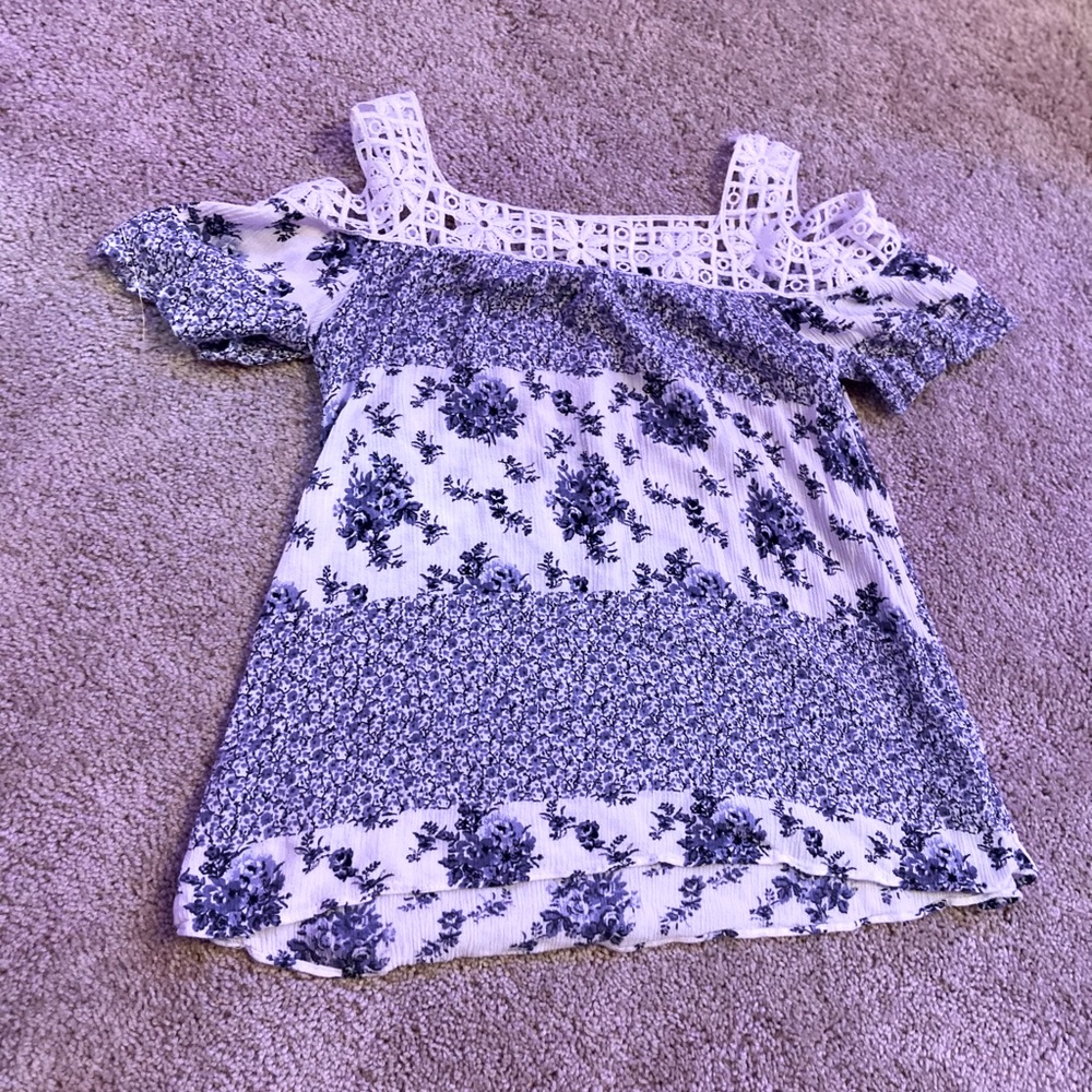 Super cute floral print top.